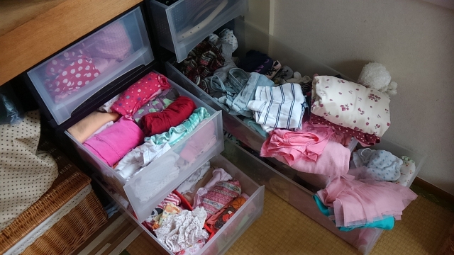 ボックスにあふれる洋服